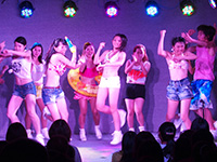 2014-8-9　　岡山
フィナーレはメンバー全員水着で登場！お客さんも一緒に踊って盛り上がりは最高潮でした～！！ 